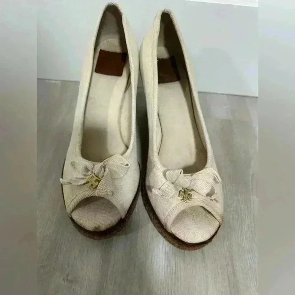 Tory‎ Burch Women's White cream Canvas Jackie Wedge Pumps Size 7.5M